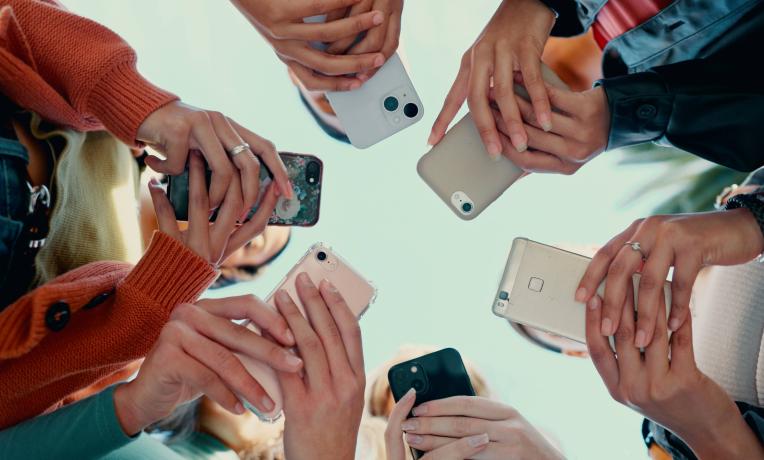 Raporti  41 8  e adoleshentëve italianë kërkojnë mbështetje psikologjike nga IA