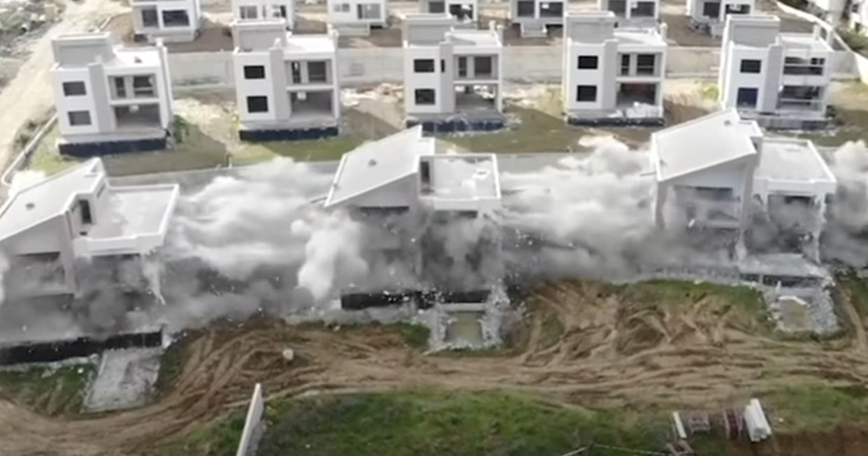 VIDEO  U bllokuan para pak ditësh  momenti kur vilat në Farkë shpërthehen me tritol