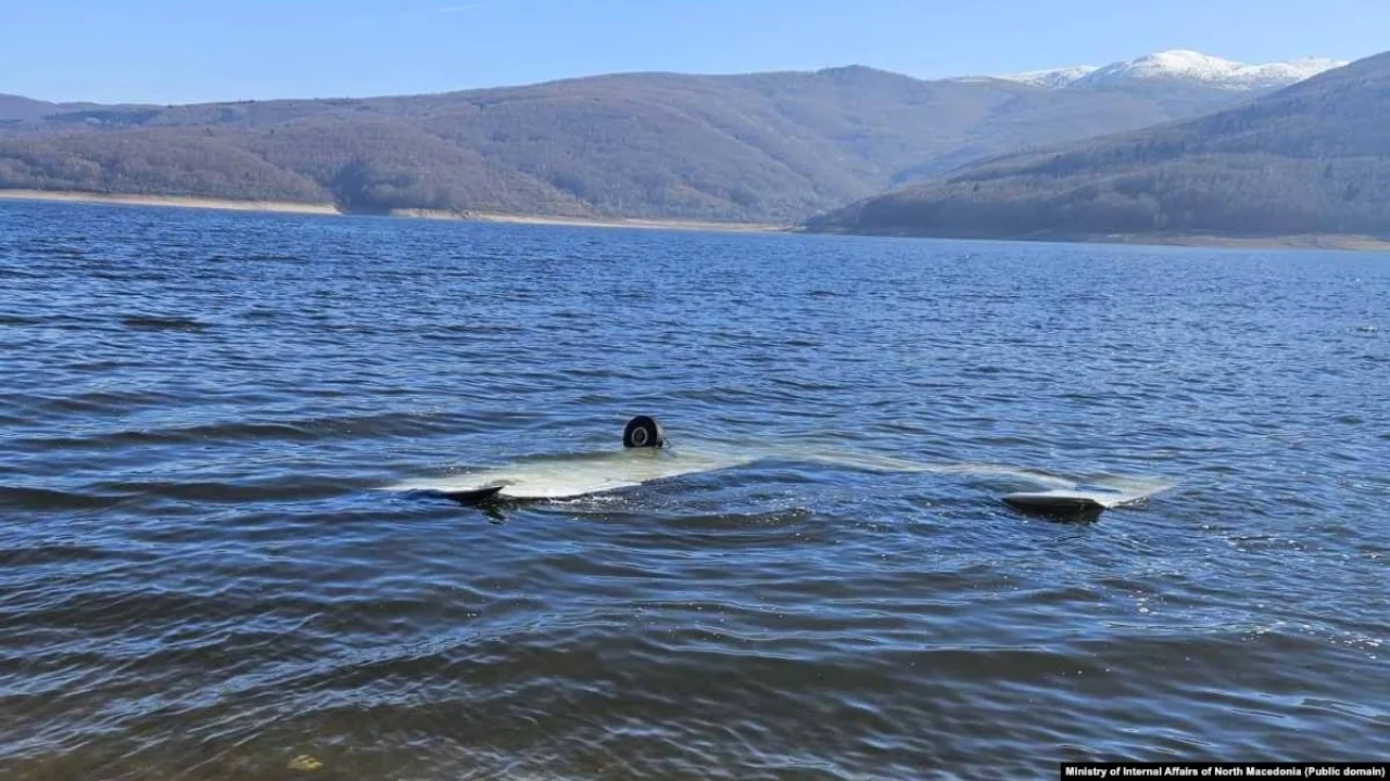 Rrëzohet një avion sportiv në Liqenin e Mavrovës  lëndohen dy shqiptarë