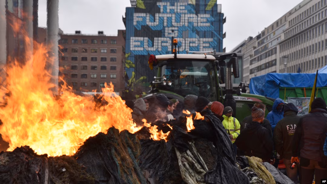 Protesta e fermerëve paralizon Brukselin, policia përgjigjet me gaz lotsjellës