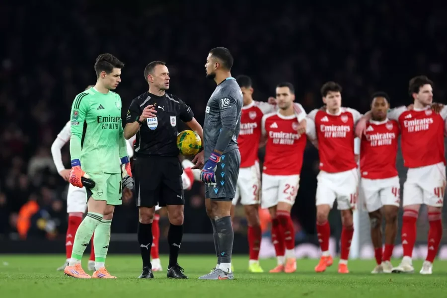 Autogol dhe tension, Arsenal kalon në gjysmëfinalen e Kupës së Ligës pas penalltive dramatike