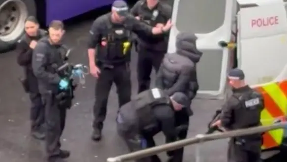 Incident në aeroportin e Heathrow  sulmohen disa persona  Reagon policia