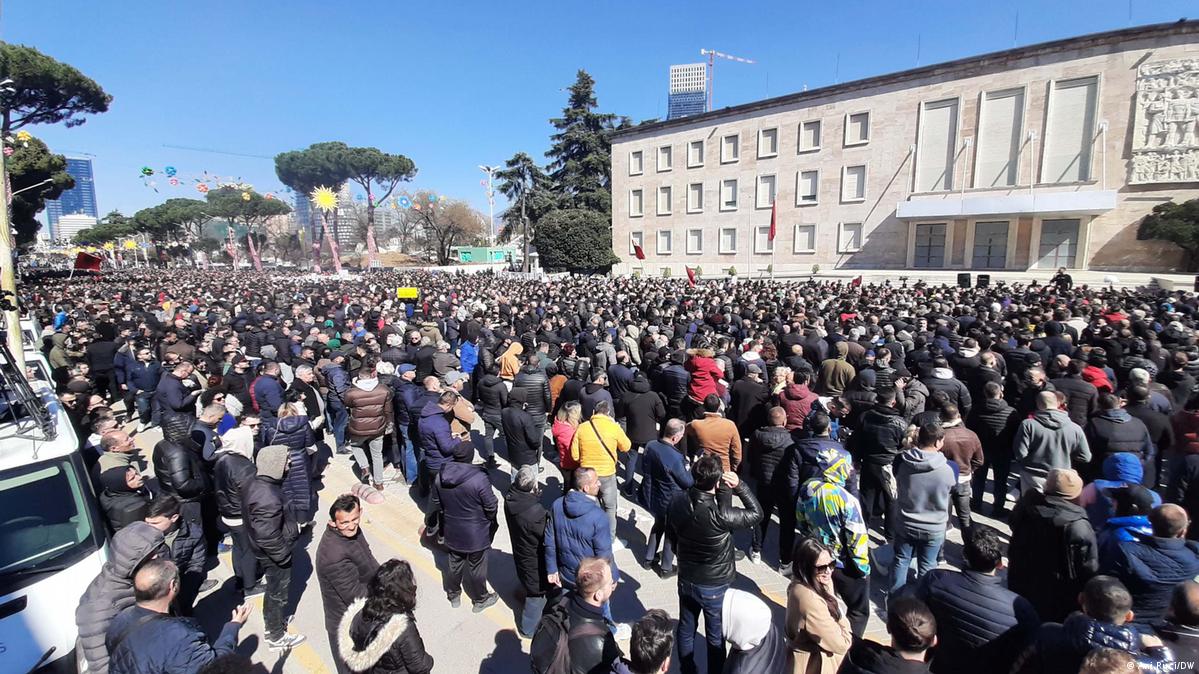 Protesta të njëpasnjëshme nga partitë opozitare kundra qeverisë, zbardhet kalendari