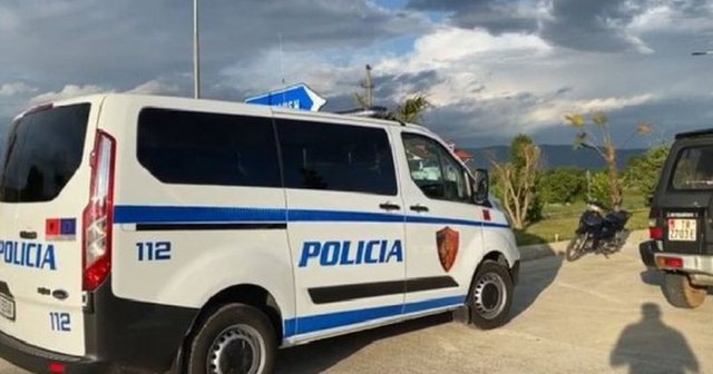 Aksident në Fier  furgoni policisë bie në kanal  Dy efektivë përfundojnë në spital