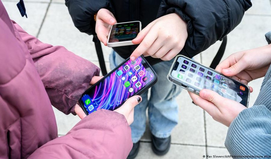 Telefonat dhe tabletët gjatë pushimeve, ekspertët ngrenë alarmin për shëndetin mendor të fëmijëve