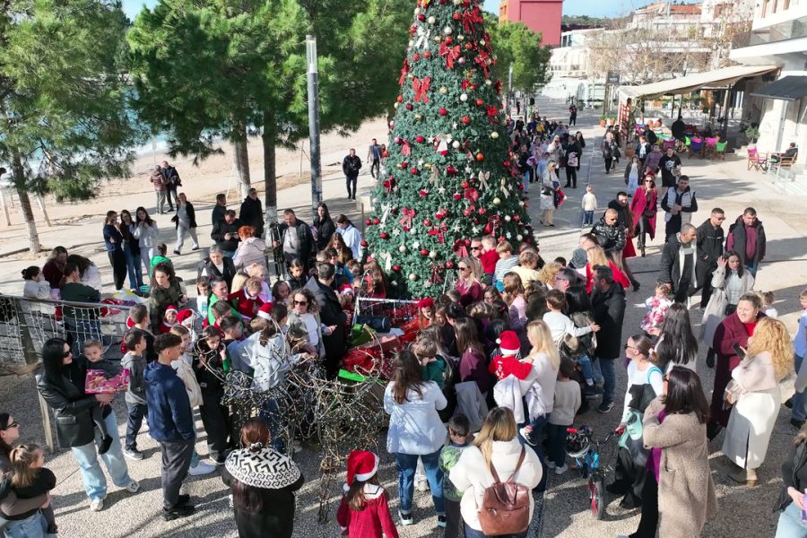 Babagjyshi i Himarës “zbret nga qielli” me parashutë, shpërndahen dhjetra dhurata