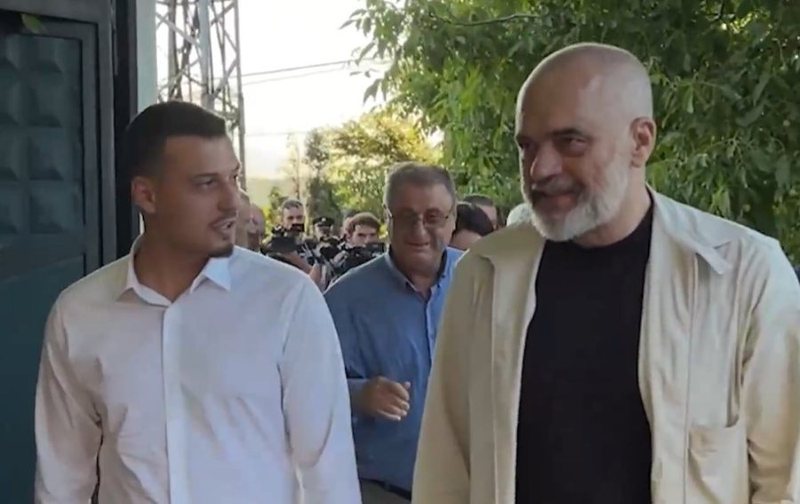 Rama shkoi t i takonte të atin në burg  djali i Thaçit e falenderon publikisht
