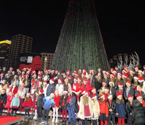 Ndizen dritat e pemës në Sheshin  Skënderbej  për festat e fundvitit