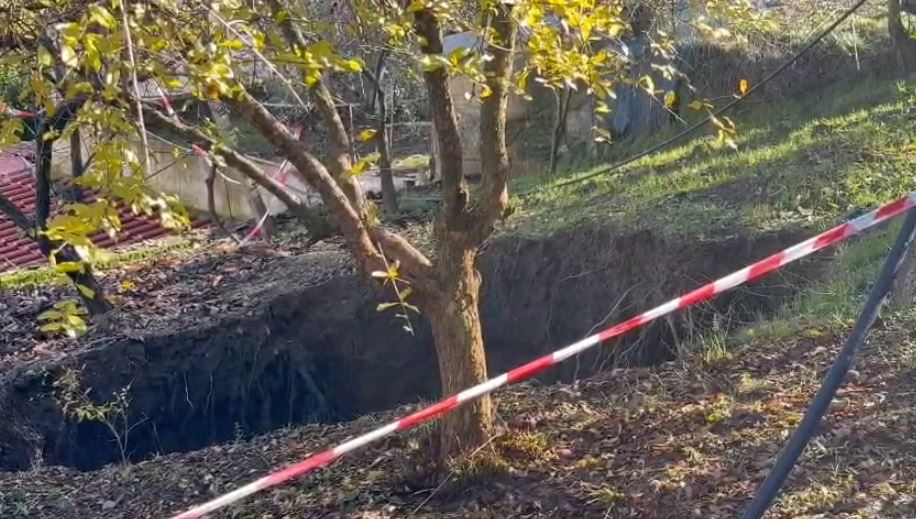 VIDEO  Një tjetër gropë karstike 12 m është shfaqur në Belsh  banorët të frikësuar