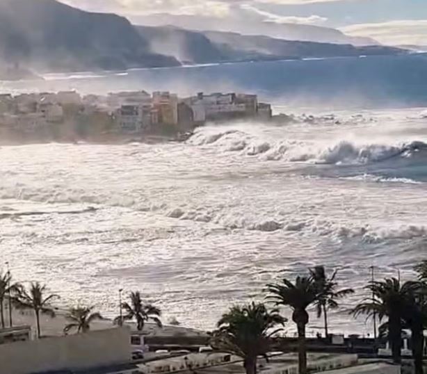 Spanjë  Tre turistë vdesin dhe disa plagosen  dallga e fortë i merr me vete