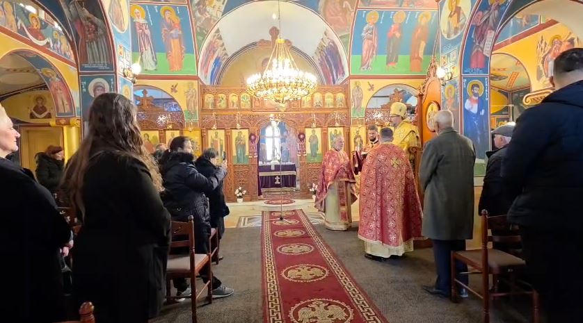 Mesha e Krishtlindjes në Elbasan, qytetarët: Jezusi është bekimi i popullit, ka sakrifikuar jetën për ne