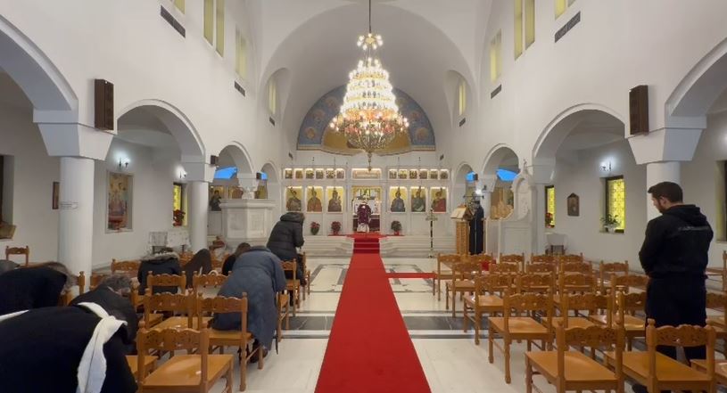Krishtlindje në Sarandë/ Mitropoliti Nathanail kremton meshën, mesazhe paqeje dhe shprese