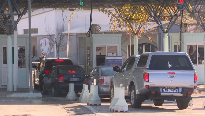 Vazhdon fluksi në Kakavijë  emigrantë kthehen për festat e fundvitit