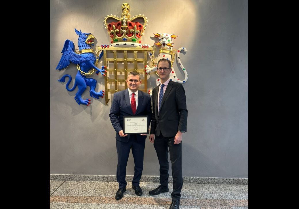 Vizita në Londër  kreu britanik i Agjencisë së Krimit i jep medalje Dumanit