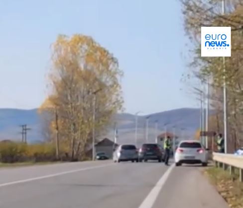 VIDEO  Aksident në Pogradec  shoferi përplas mjetin në sy të efektivëve të policisë