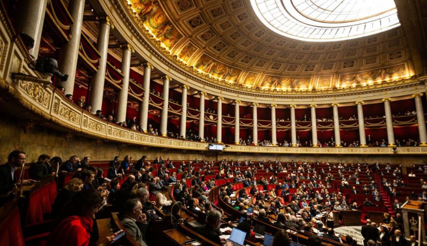 Parlamenti francez miraton pezullimin e reformës së pensioneve