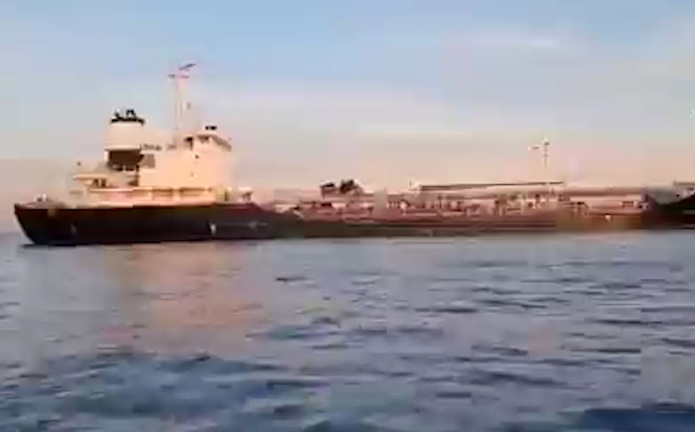 Irani sekuestron anijen cisternë në ngushticën strategjike