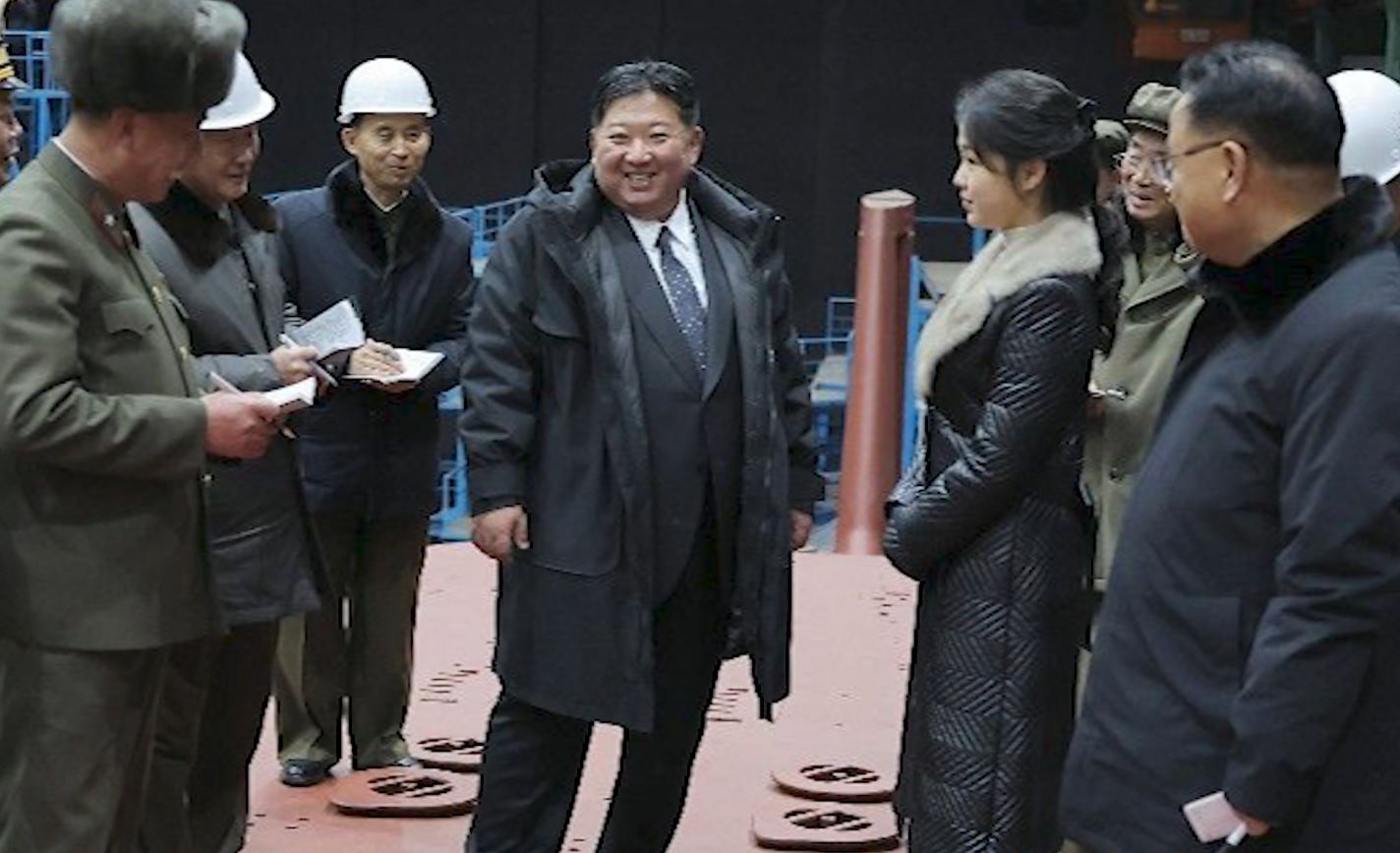 Kim Jong Un viziton nëndetësen e parë me fuqi bërthamore