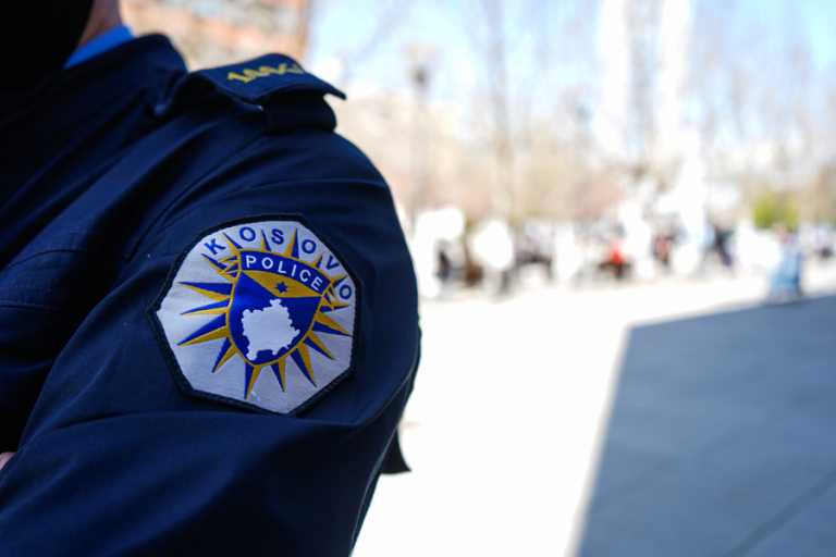 Armë, para dhe vula me stemë të Serbisë, arrestohen dy persona në Kosovë