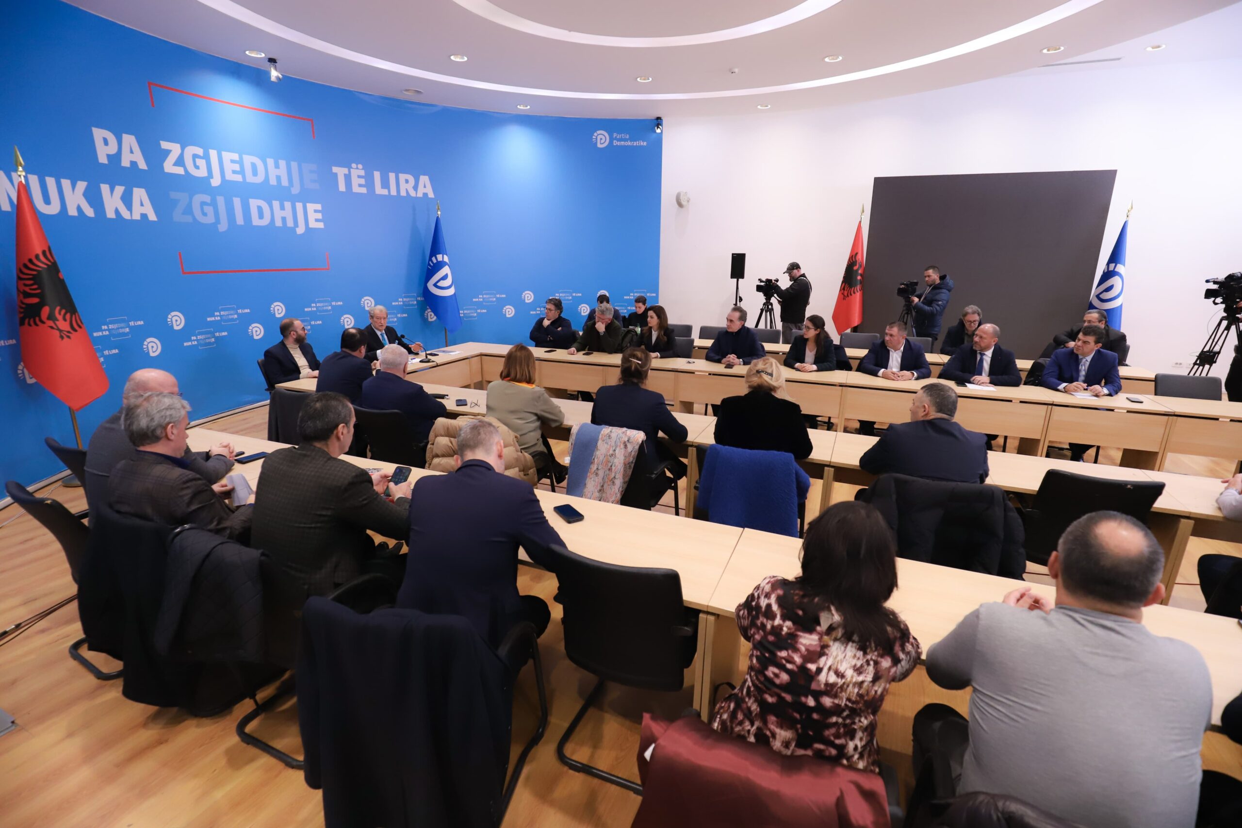 EKSKLUZIVE  Diskutime për grevë urie në Grupin e PD së  ja deputetët që e propozuan