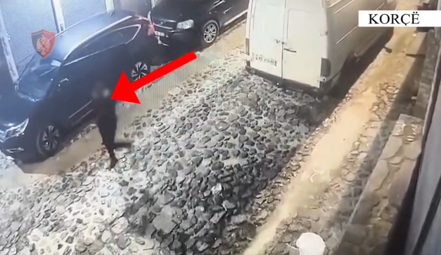 Arrestohet në Korçë 28-vjeçari autor i dy vjedhjeve, në pranga dhe bashkëpunëtori