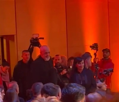 Rama në mbrëmjen gala të “Topit të Artë”, shoqërohet nga bashkëshortja Linda Rama