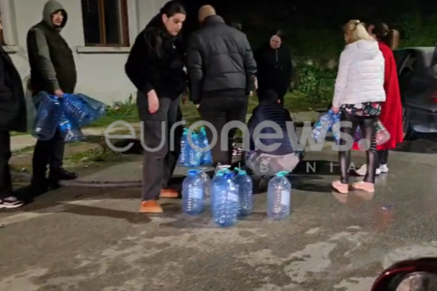 VIDEO/ Pas tensioneve në Vlorë, qytetarën dynden në burime me bidona për të mbushur ujë