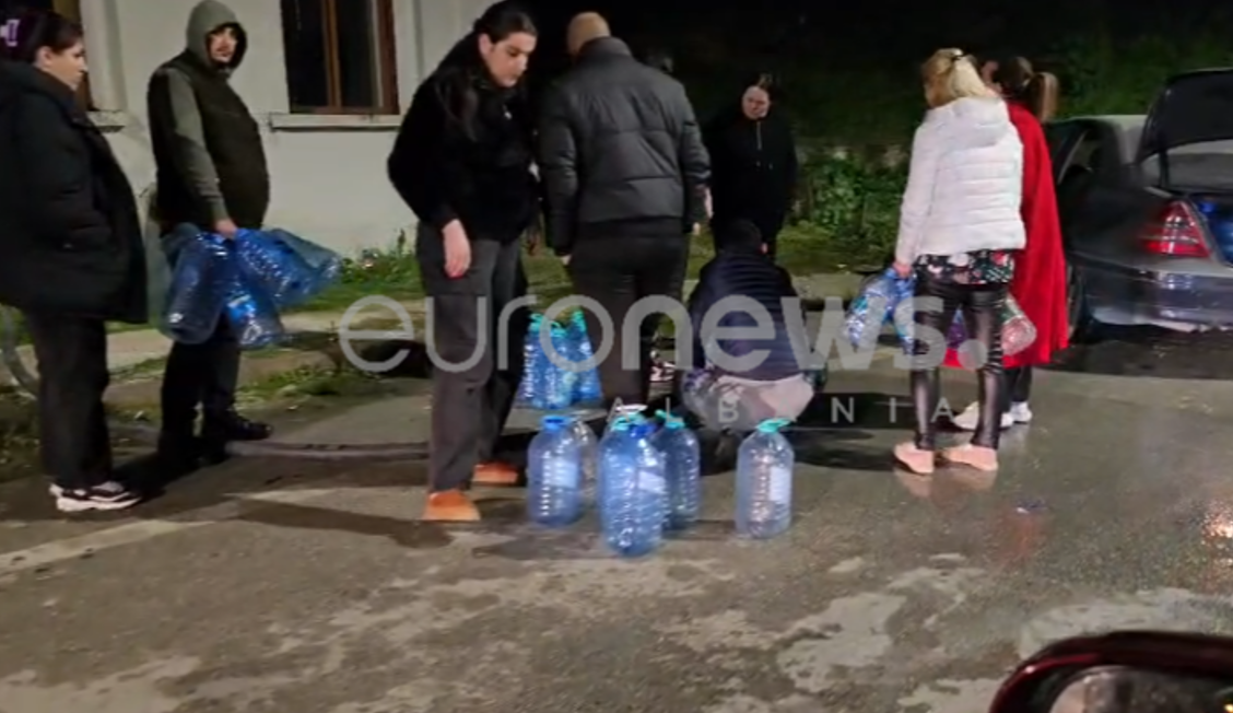 VIDEO  Pas tensioneve në Vlorë  qytetarën dynden në burime me bidona për të mbushur ujë