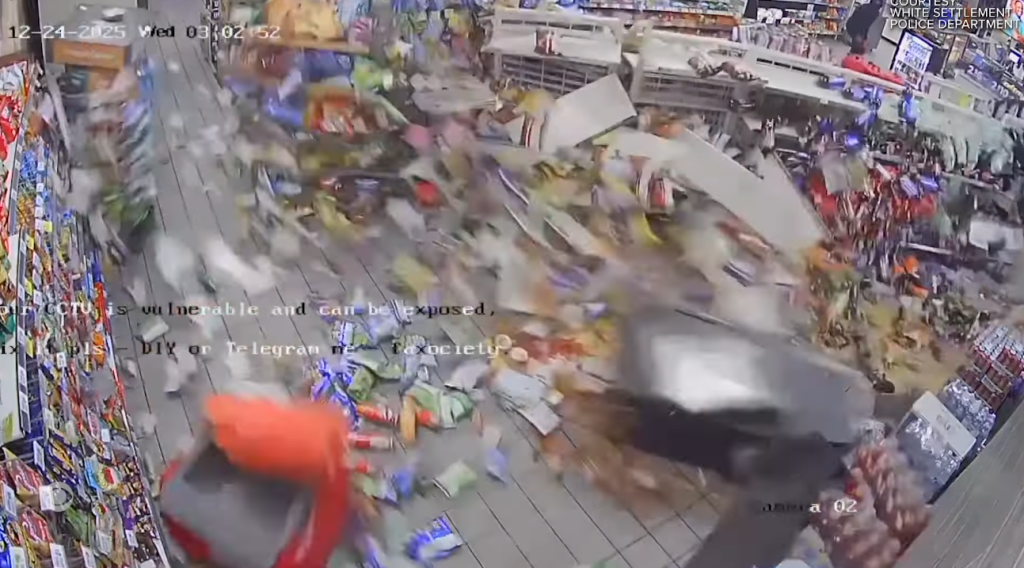 VIDEO  E tërheqin me makinë  bankomati i marketit grabitet në mënyrë spektakolare në Teksas