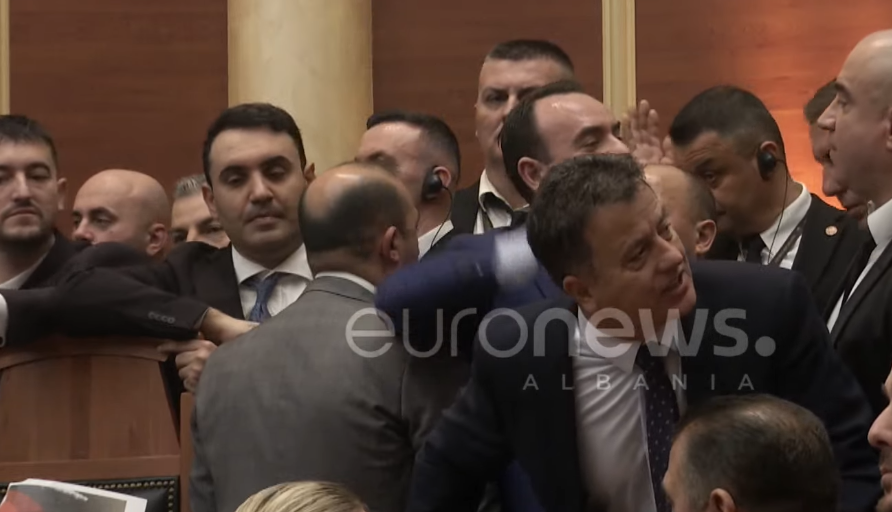 Përplasjet në Kuvend, PS kërkon përjashtimin nga seancat për 29 deputetë të PD