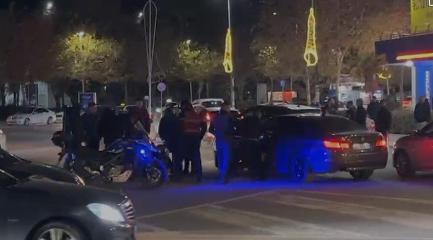 Aksident në Vlorë  automjeti përplas qytetarin që po lëvizte me biçikletë