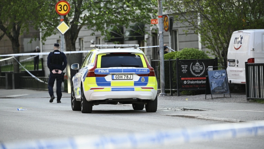 Plagosen disa persona në Suedi  autori qëllohet nga policia