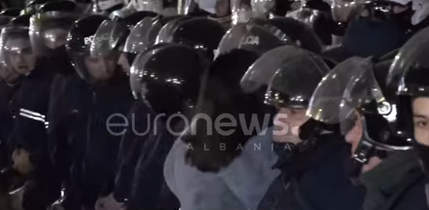 FOTO/ Protestuesja përqafon policët pas protestës së PD-së te kryeministria