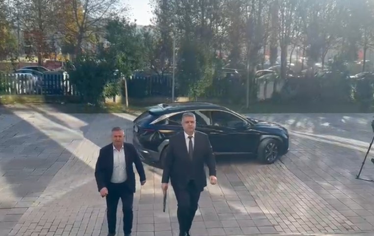 Mbërrin në ambientet e KLP kandidati i parë Adnan Xholi