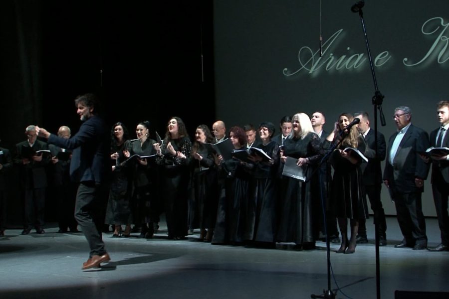 Koncert festiv në Korçë, dirigjenti i njohur performon në teatrin e qytetit