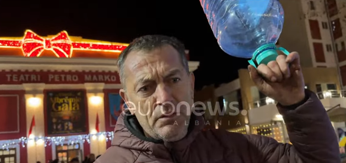 Tensione të forta në Vlorë  qytetarët bllokojnë bulevardin  Duam ujë  Gazetari jep detajet