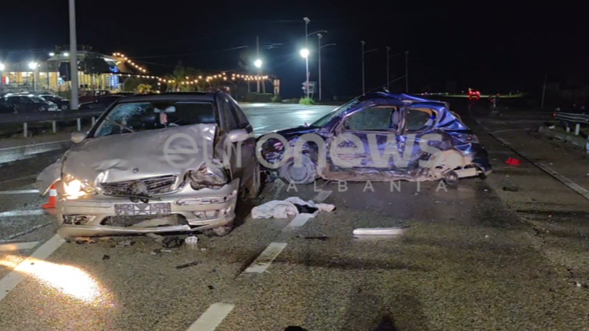VIDEO  Përplasen dy makina në Levan Tepelenë  humb jetën 16 vjeçari që drejtonte një nga mjetet