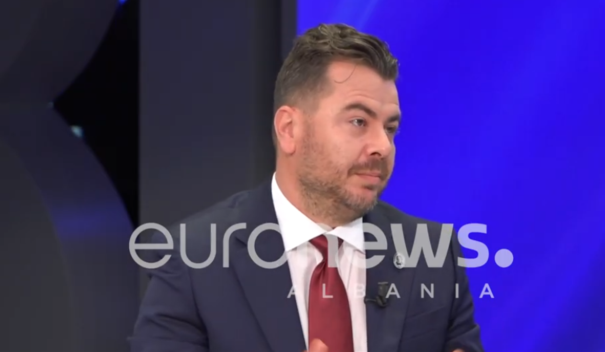 Historiani  Kisha ku u martua Skënderbeu u hodh në erë me dinamit nga regjimi  banorët mblidheshin te rrënojat