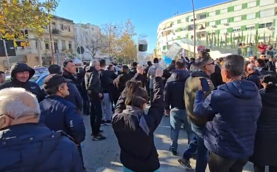 Mungesa e ujit në Vlorë, protestuesit bllokojnë një nga akset rrugore të qytetit