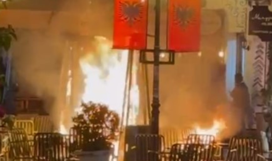 VIDEO/ Ngrohësja e gazit merr flakë në lokalin e pedonales së Shkodrës