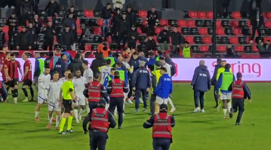 Dhunë në stadiumin e Vlorës  Tifozët godasin arbitrin  ndërpritet ndeshja