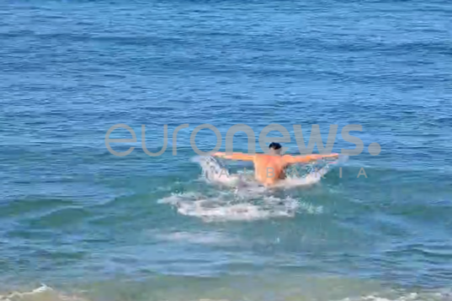 VIDEO/ Plazh në dhjetor, qytetarët në Vlorë sfidojnë temperaturat e ulëta
