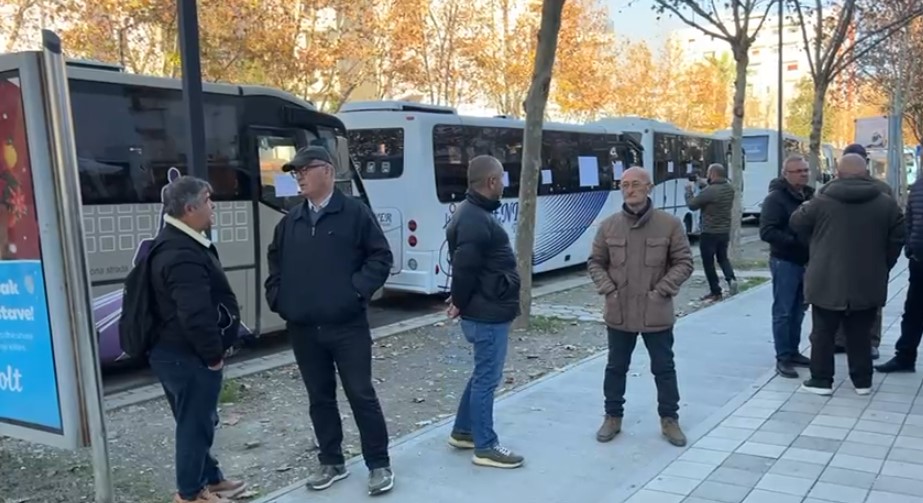 Vlorë/ Shoferët e linjave në protestë, duan terminal dhe ndalimin e taksive pirate