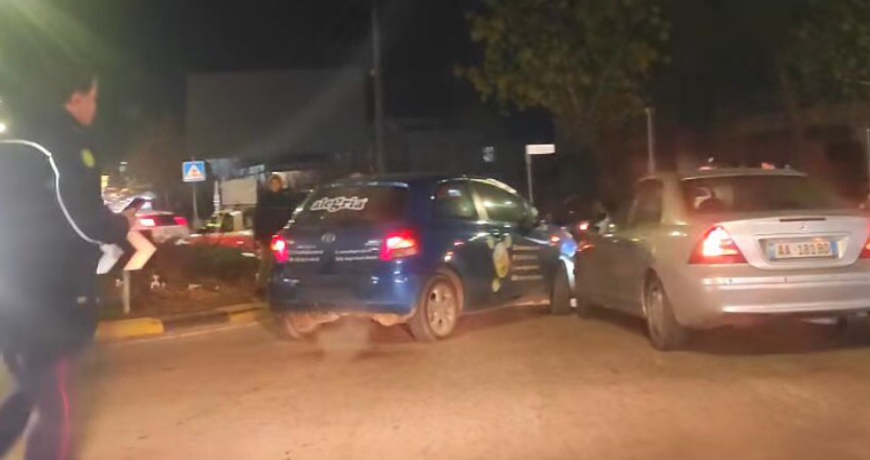 Aksident rrugor në hyrje të Gjirokastrës, përplasen dy automjete
