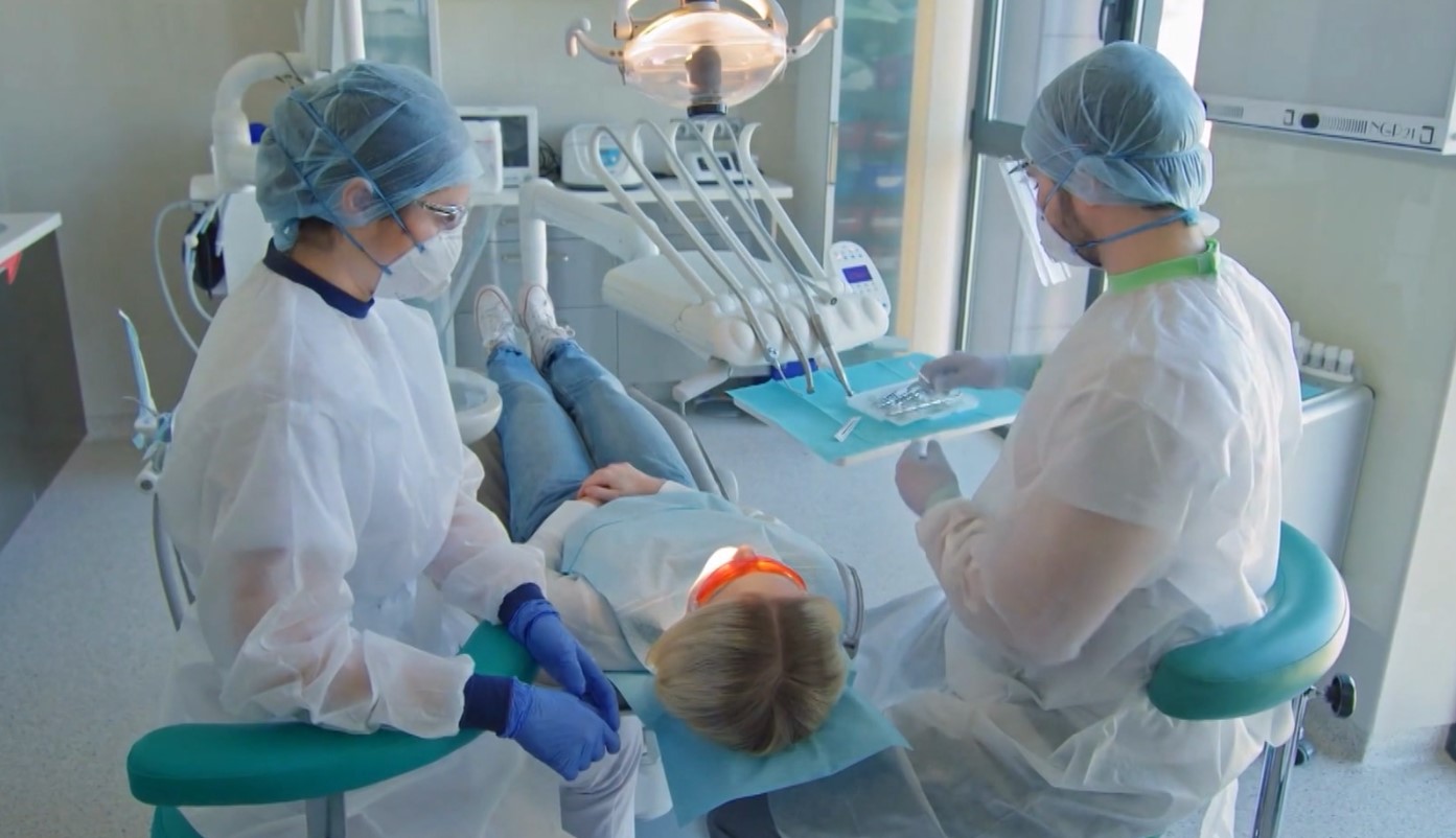 Shëndetësi, të rriturit shkojnë tek dentisti vetëm kur dhimbja nuk kalon