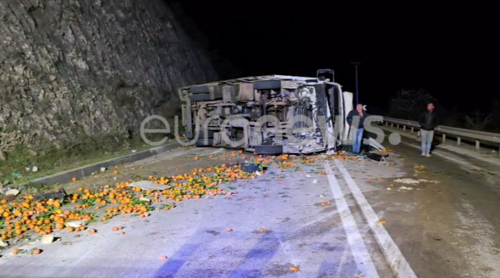VIDEO  Aksident në aksin rrugor Levan Tepelenë  përmbyset kamioni me mandarina