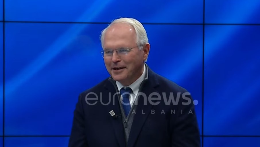 Christopher Hill rrëfen marrëdhëniet me politikanët shqiptarë  sfidat e diplomacisë