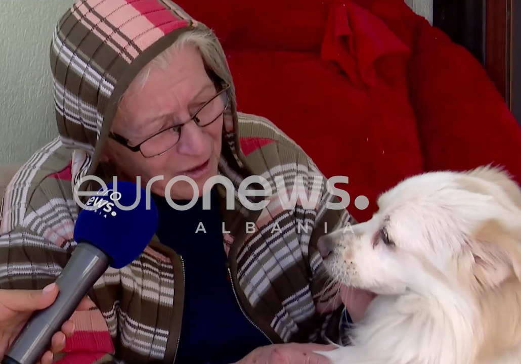 Pas dy ditësh jashtë  nënë Lumto dhe qeni i saj strehoen nga zonja me zemër të mirë