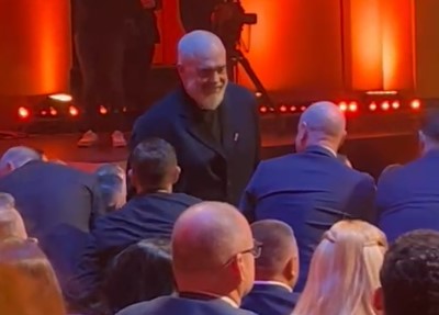 Rama në mbrëmjen gala të  Topit të Artë   shoqërohet nga bashkëshortja Linda Rama