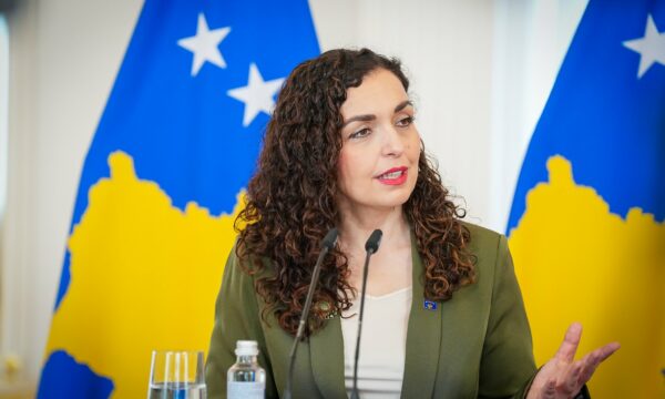 Osmanit iu montuan foto me politikanë serbë  Presidenca  Policia të marrë masat